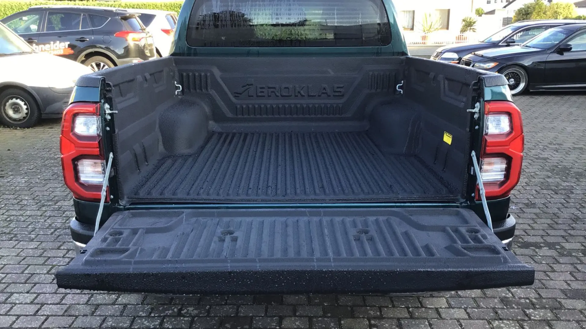 Hilux 2.8 Double Cab Automatik  Navi SHZ Wanne