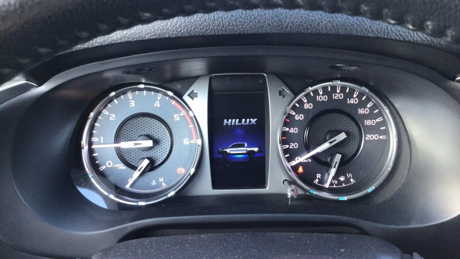 Hilux 2.8 Double Cab Automatik  Navi SHZ Wanne