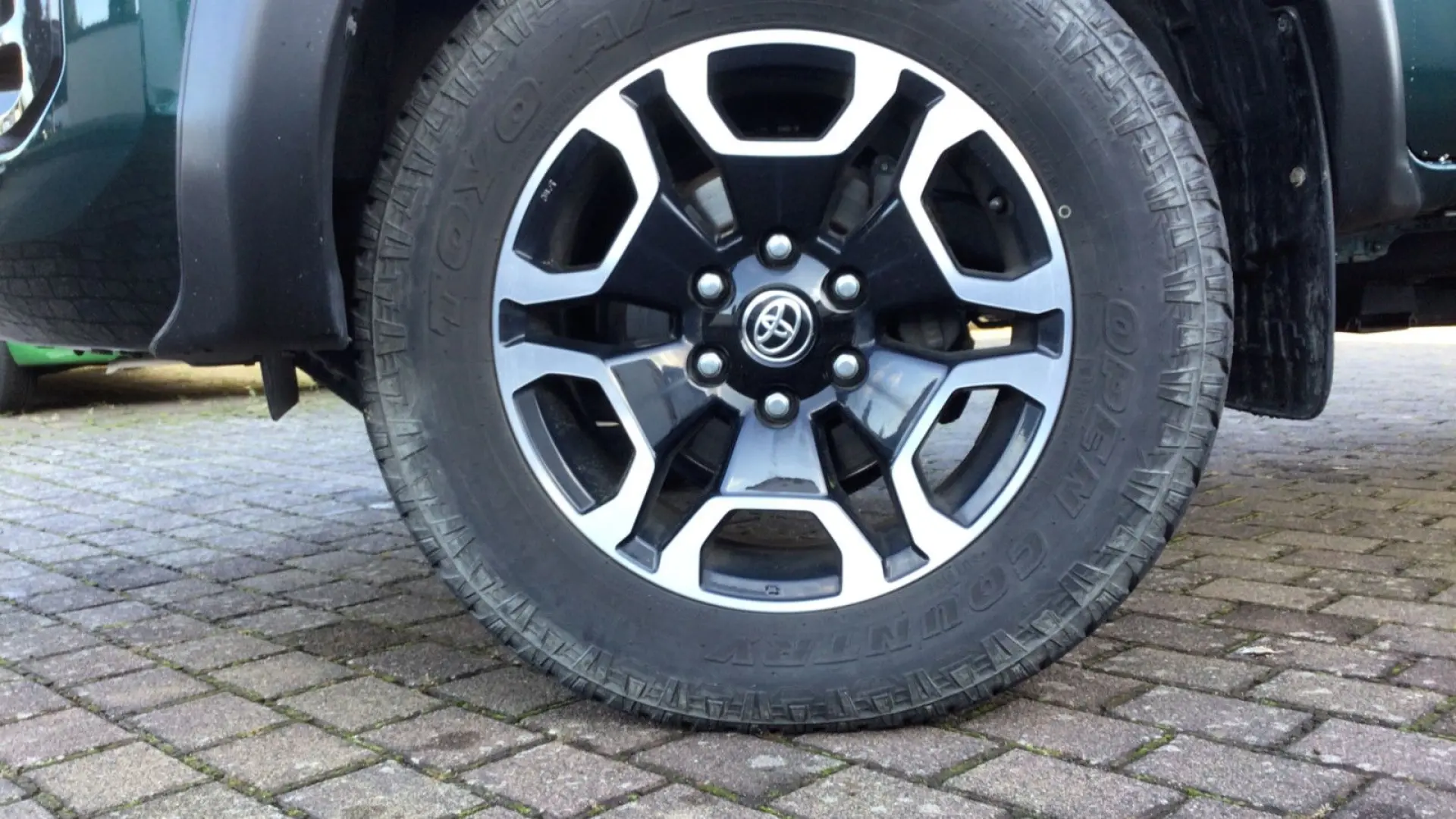 Hilux 2.8 Double Cab Automatik  Navi SHZ Wanne