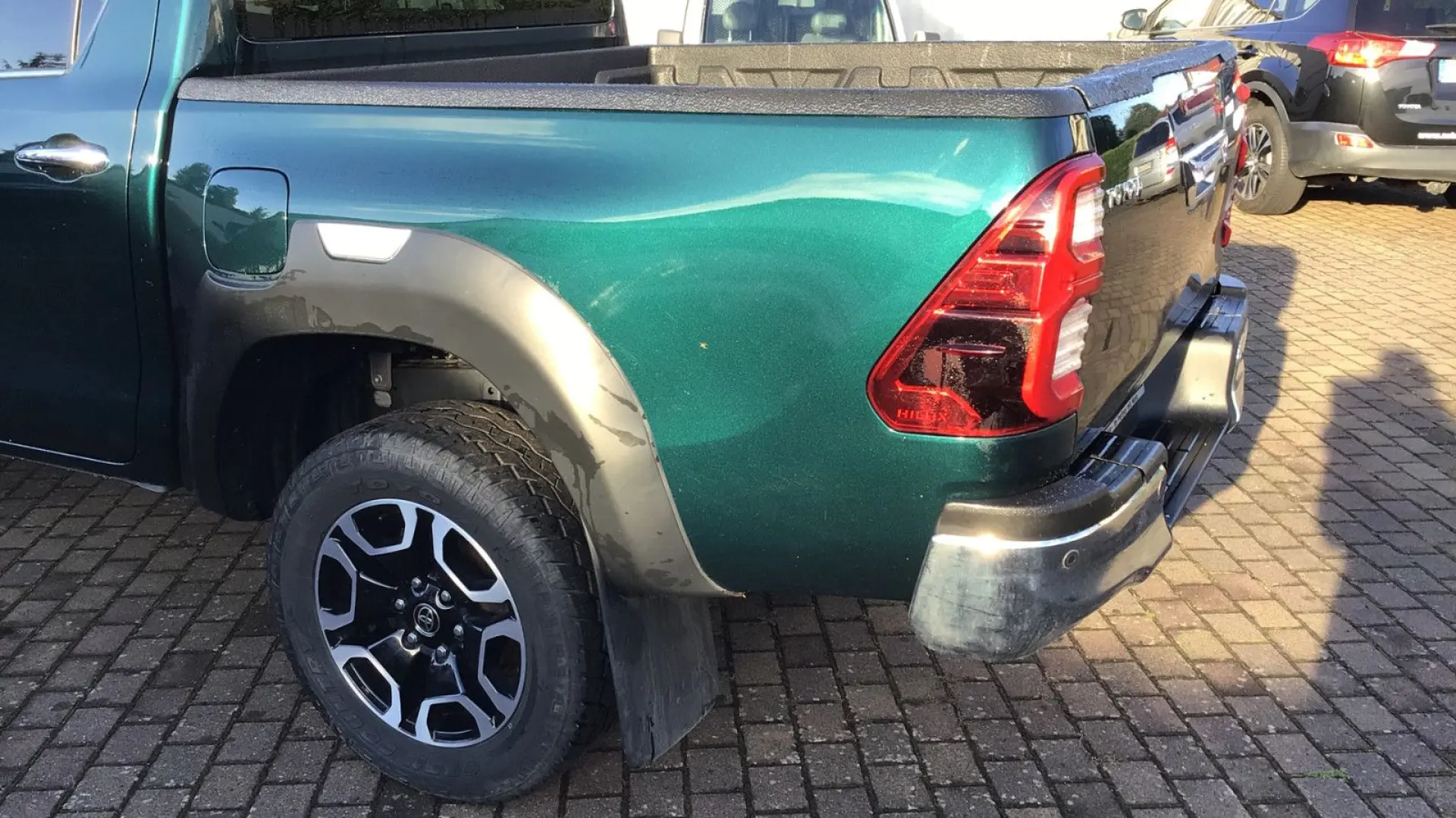 Hilux 2.8 Double Cab Automatik  Navi SHZ Wanne