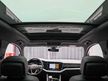 Touareg eHybrid Panoramic Cockpit Dynaudio