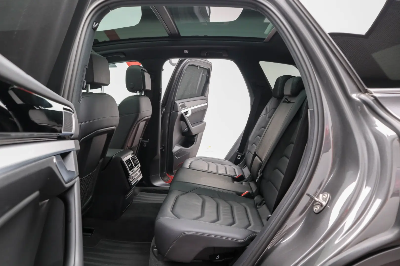 Touareg eHybrid Panoramic Cockpit Dynaudio