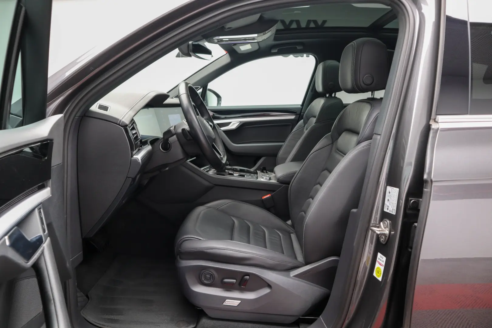 Touareg eHybrid Panoramic Cockpit Dynaudio