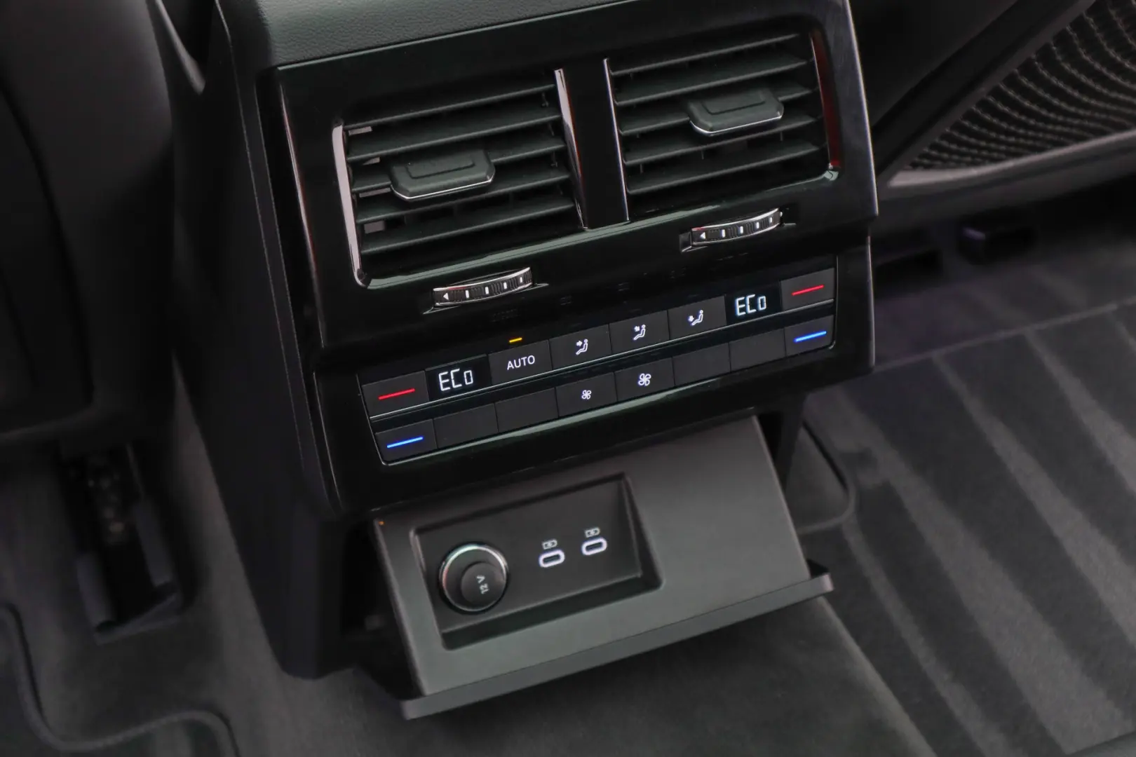 Touareg eHybrid Panoramic Cockpit Dynaudio