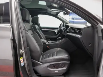 Touareg eHybrid Panoramic Cockpit Dynaudio
