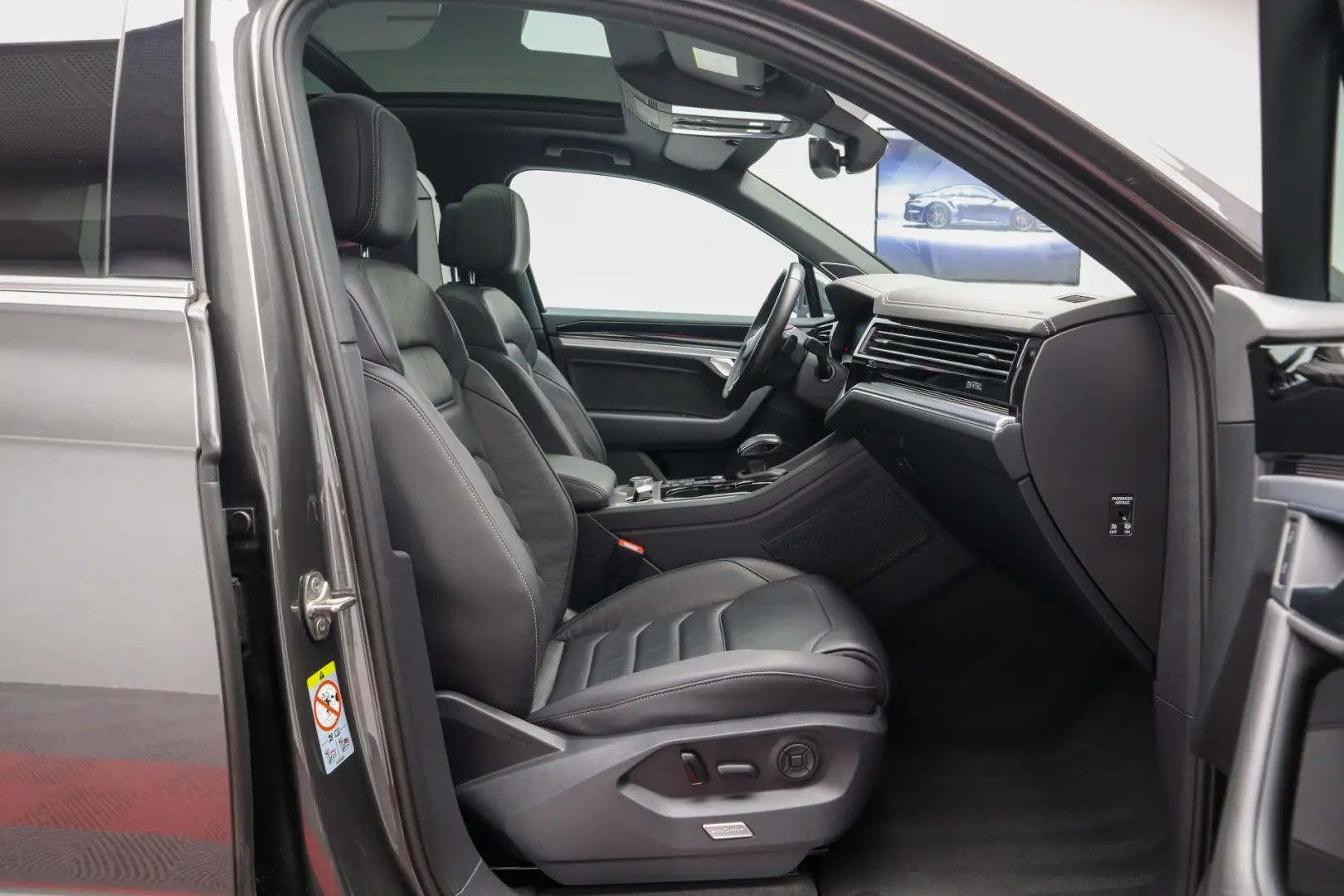 Touareg eHybrid Panoramic Cockpit Dynaudio
