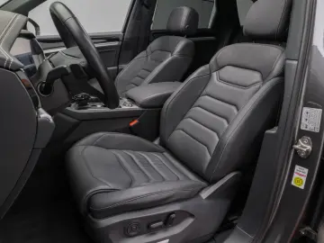 Touareg eHybrid Panoramic Cockpit Dynaudio