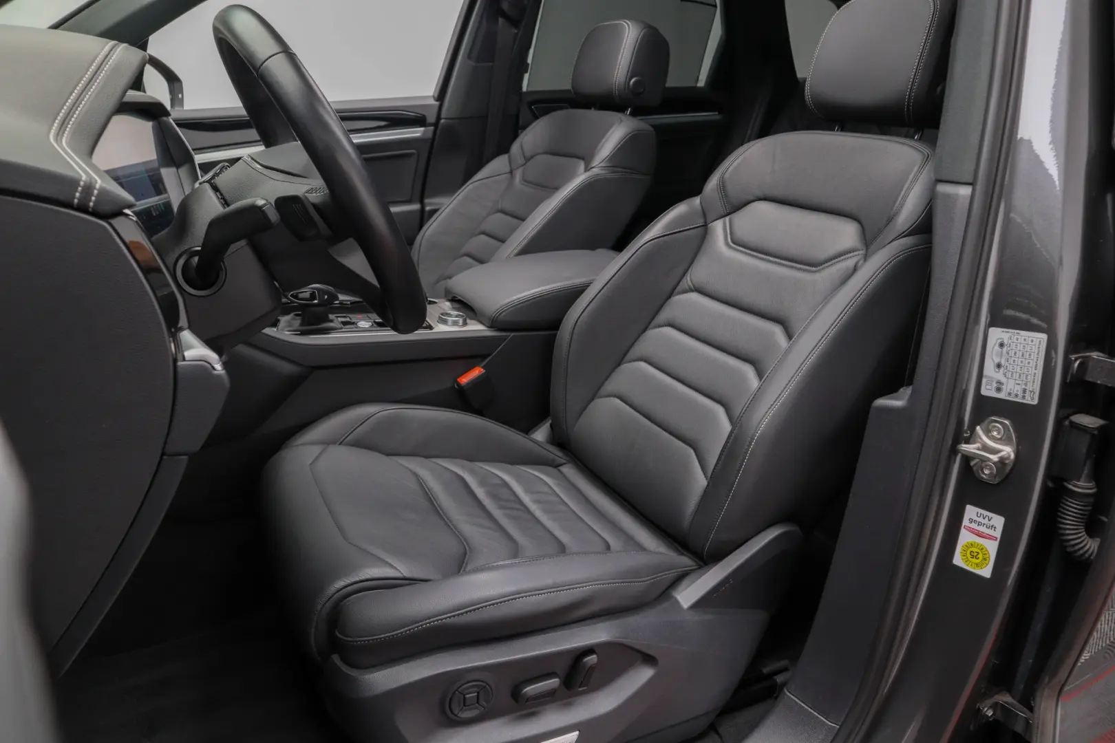 Touareg eHybrid Panoramic Cockpit Dynaudio