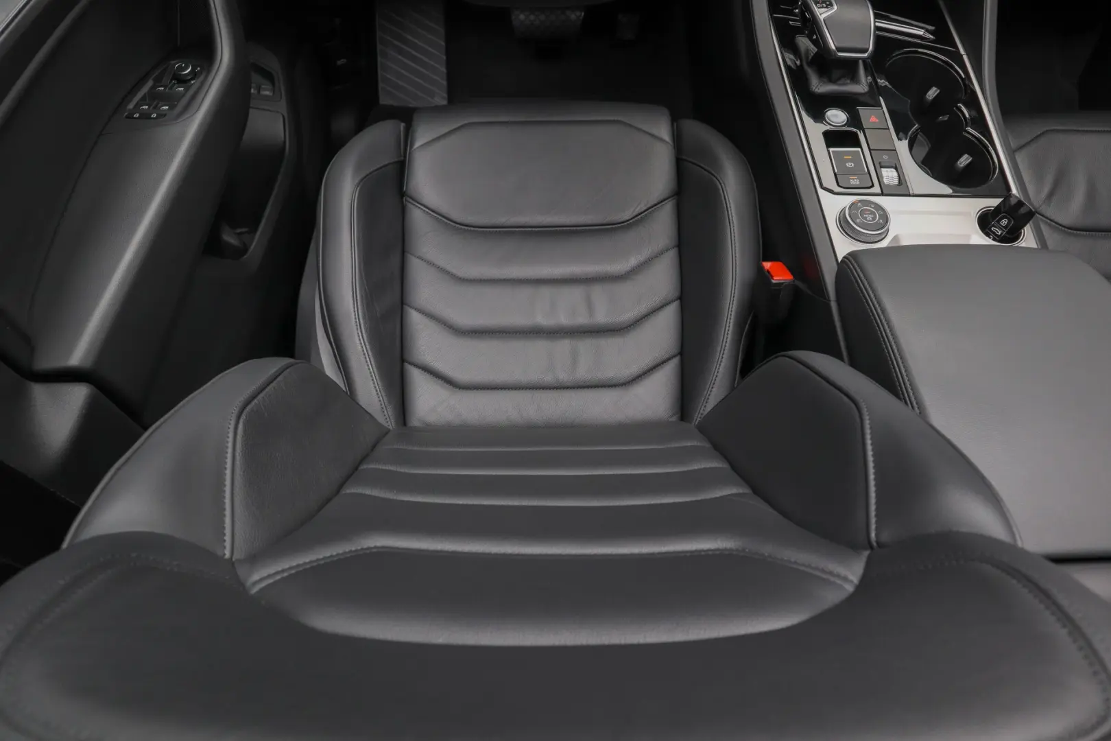 Touareg eHybrid Panoramic Cockpit Dynaudio
