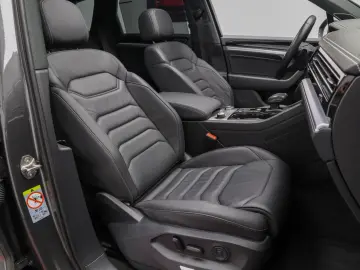 Touareg eHybrid Panoramic Cockpit Dynaudio