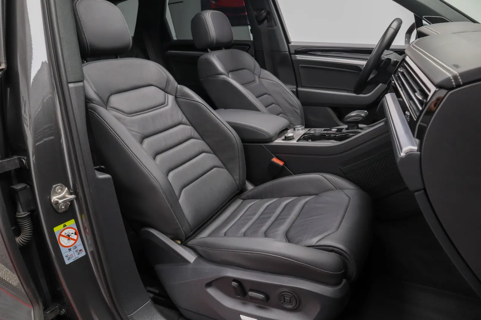 Touareg eHybrid Panoramic Cockpit Dynaudio