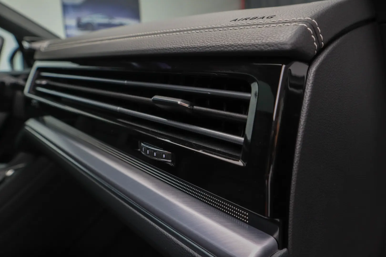 Touareg eHybrid Panoramic Cockpit Dynaudio