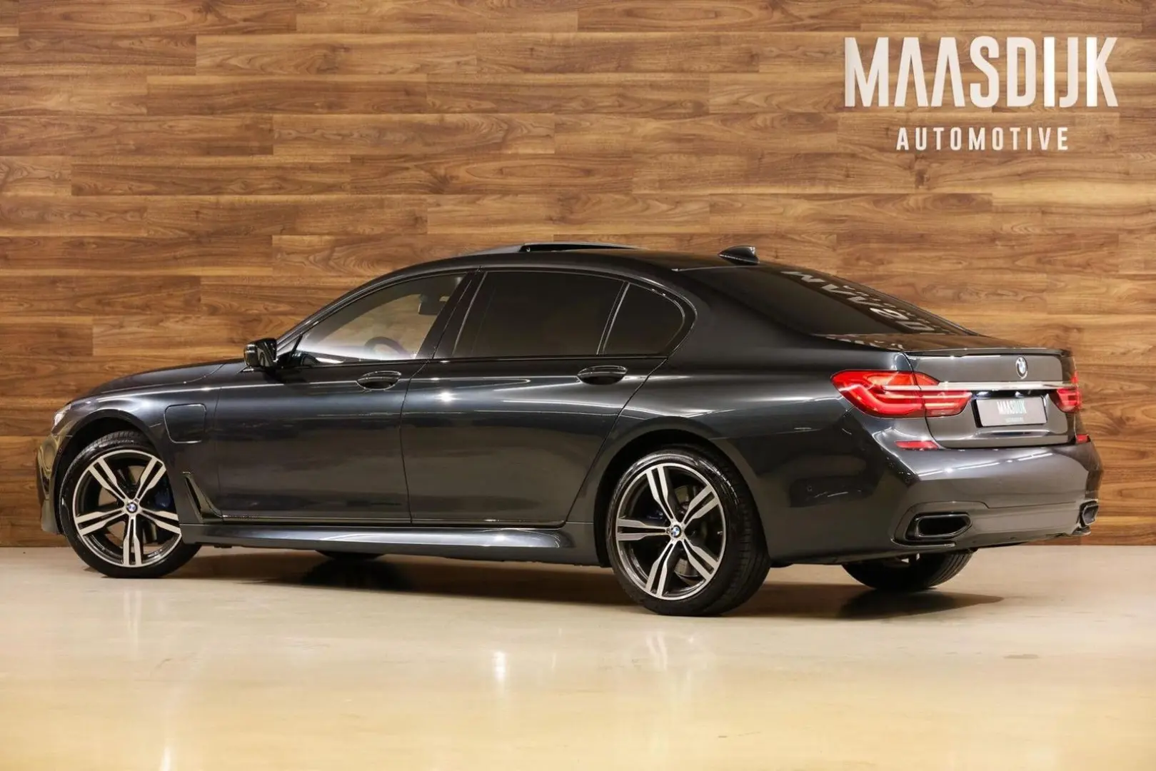 740 7-serie 740Le xDrive M-Sport Individual Rear