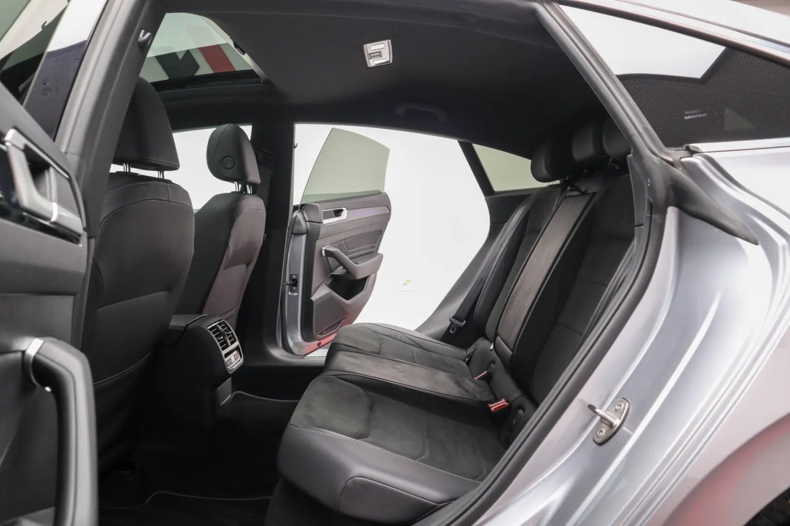 Arteon R Line eHybrid Cam360 Trapa ACC IQ Light Masaj