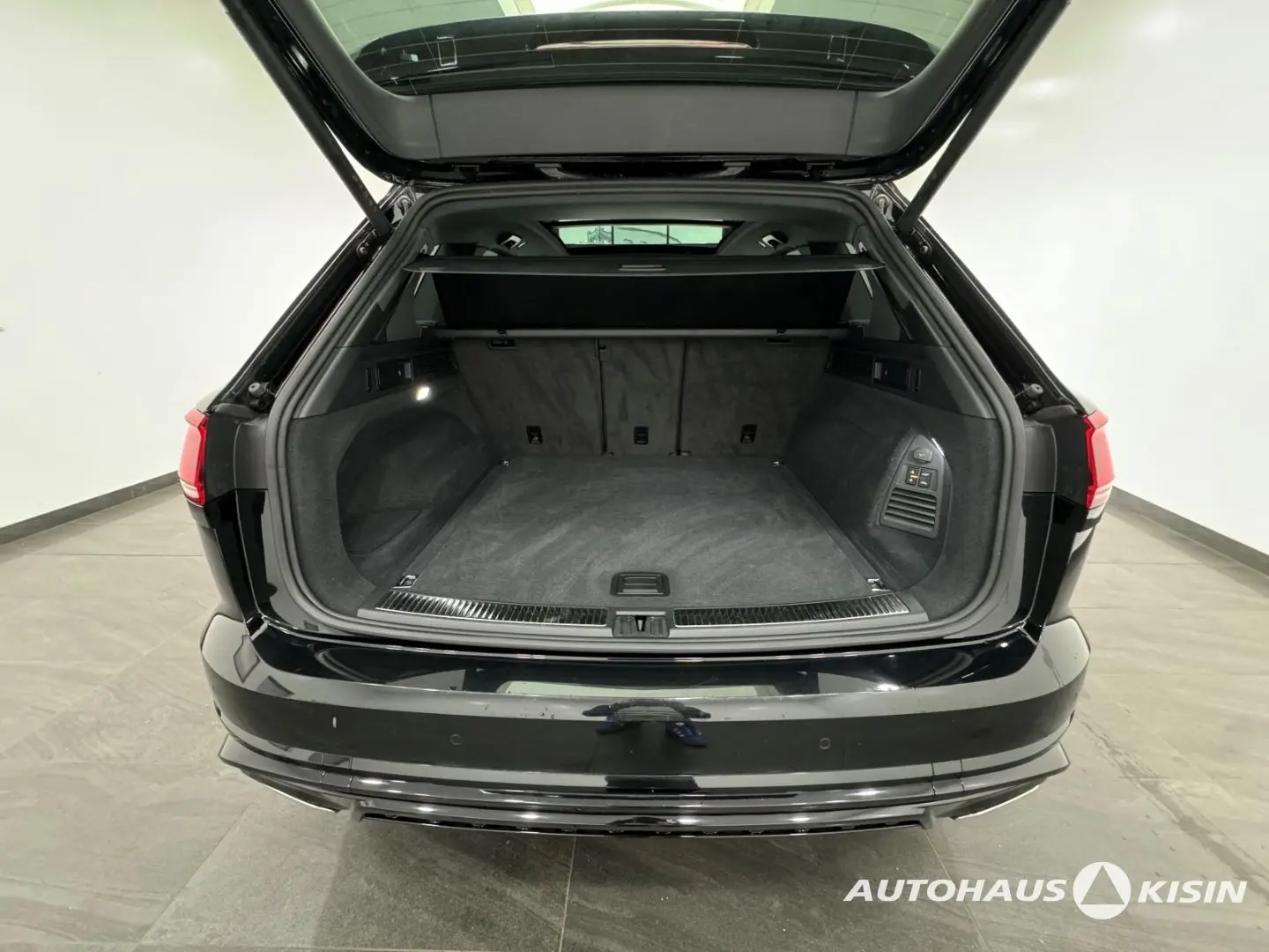 Touareg 3.0 TDI 4M R-Line  AHK HUD PANO LUFTFED.