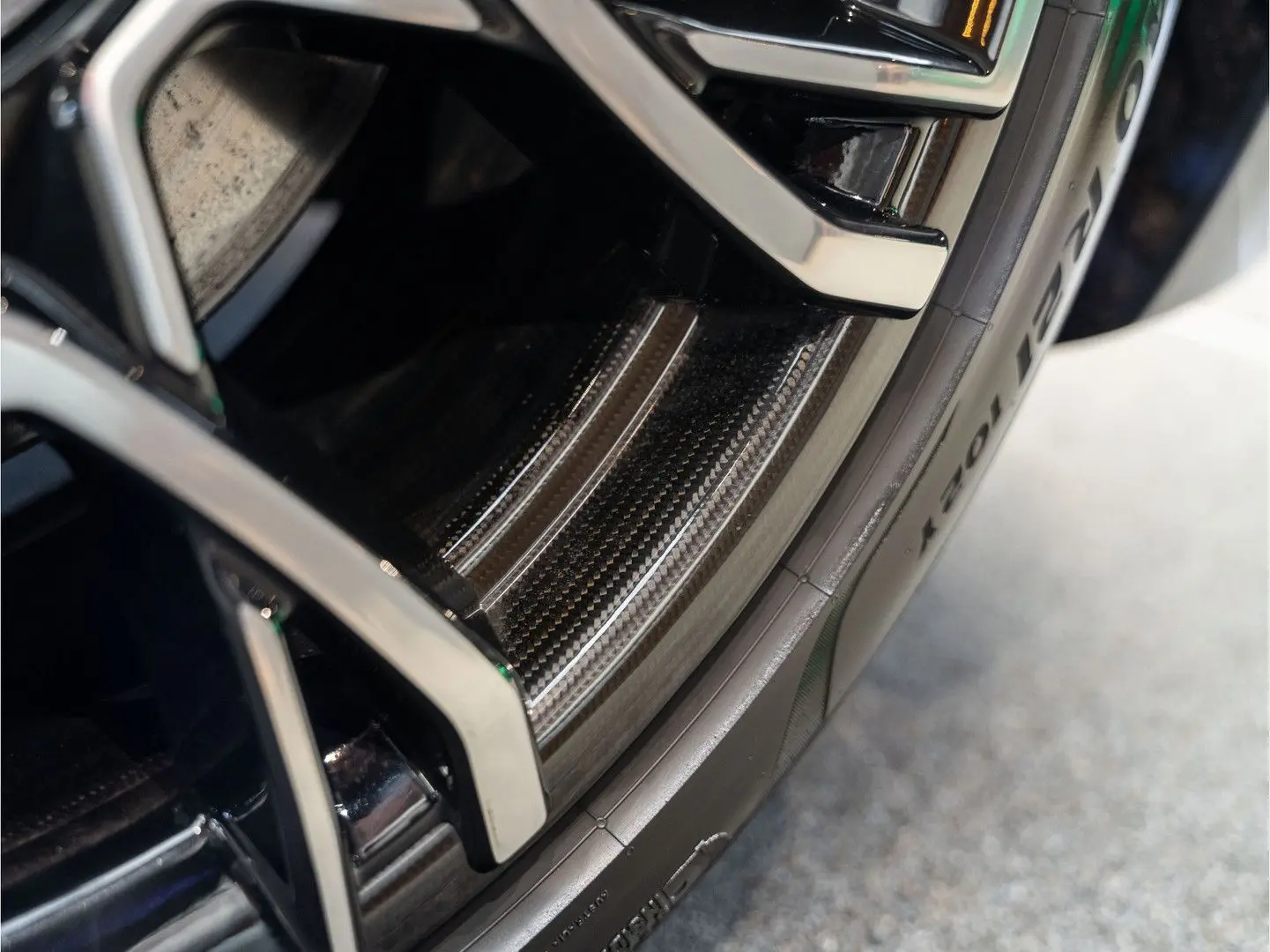 Ghost 6.75 V12 Carbon Wheels 6.75 V12 Tiffany St