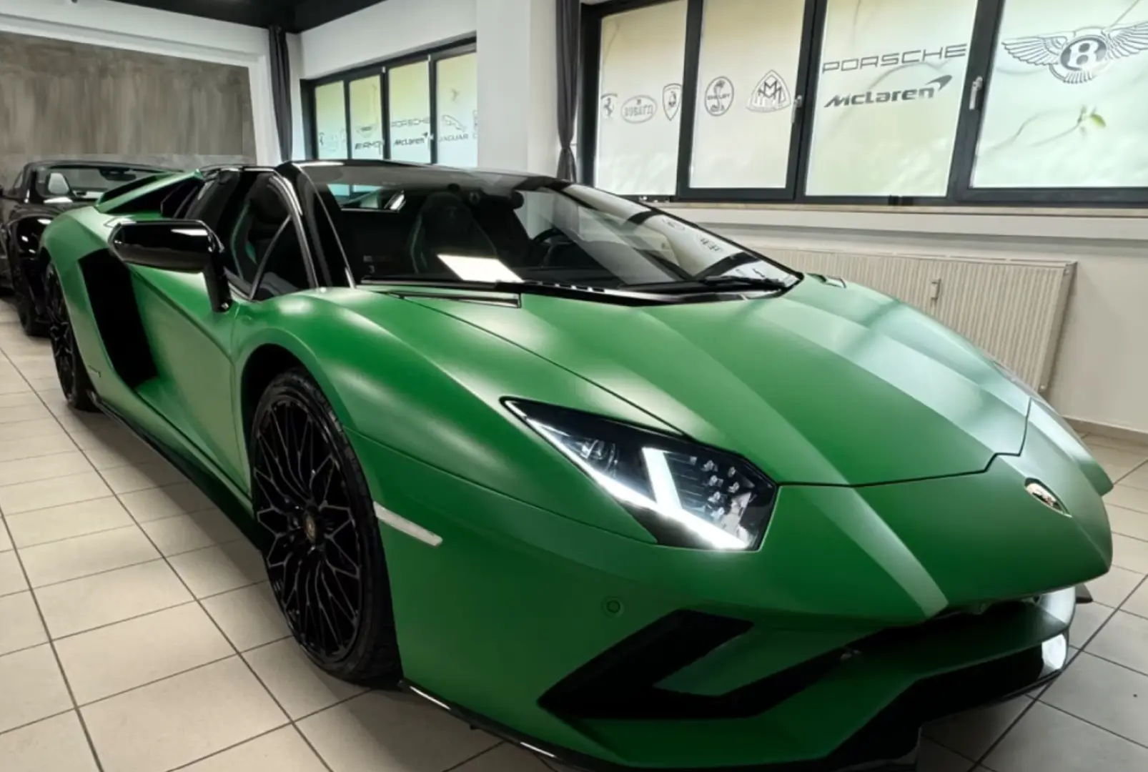 Lamborghini AVENTADOR S ROADSTER GREEN EXT&INT CARBON