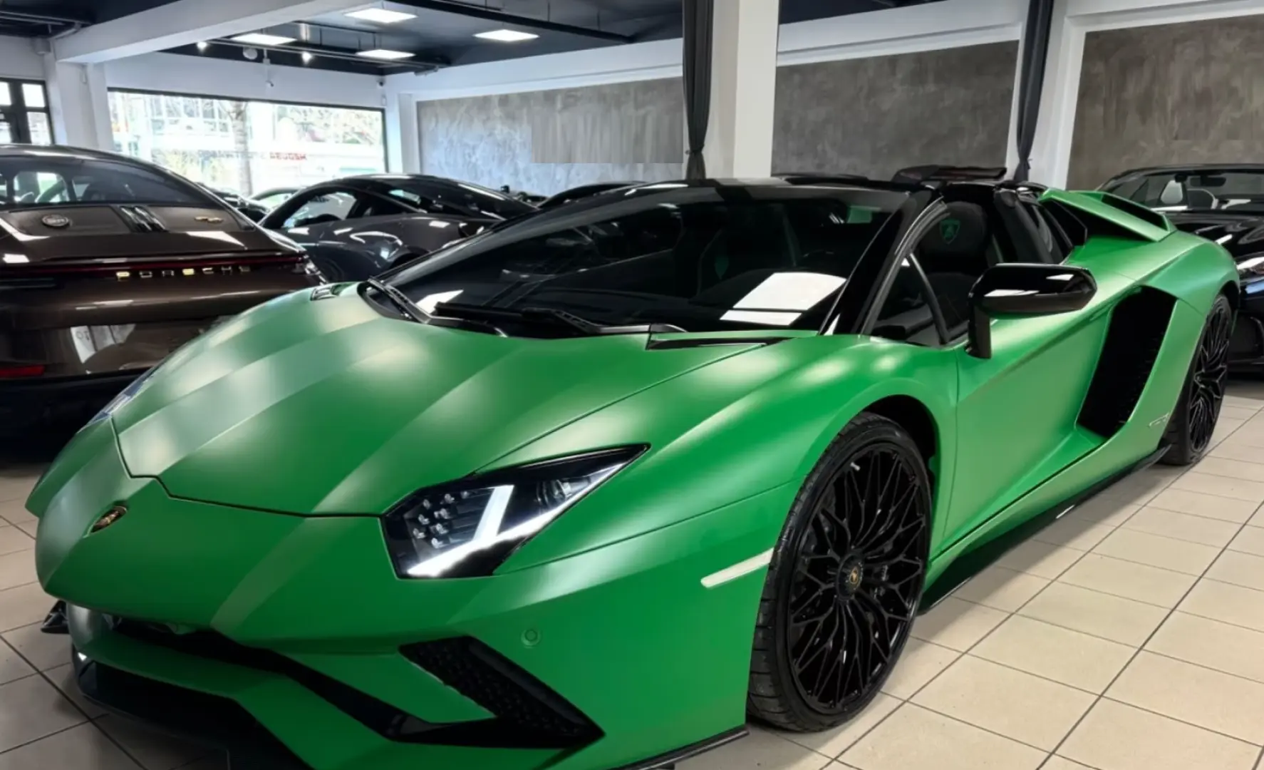 Lamborghini AVENTADOR S ROADSTER GREEN EXT&INT CARBON