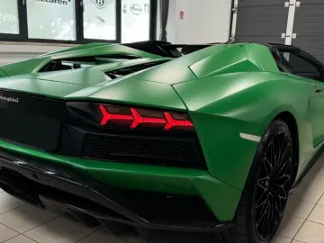 Lamborghini AVENTADOR S ROADSTER GREEN EXT&INT CARBON