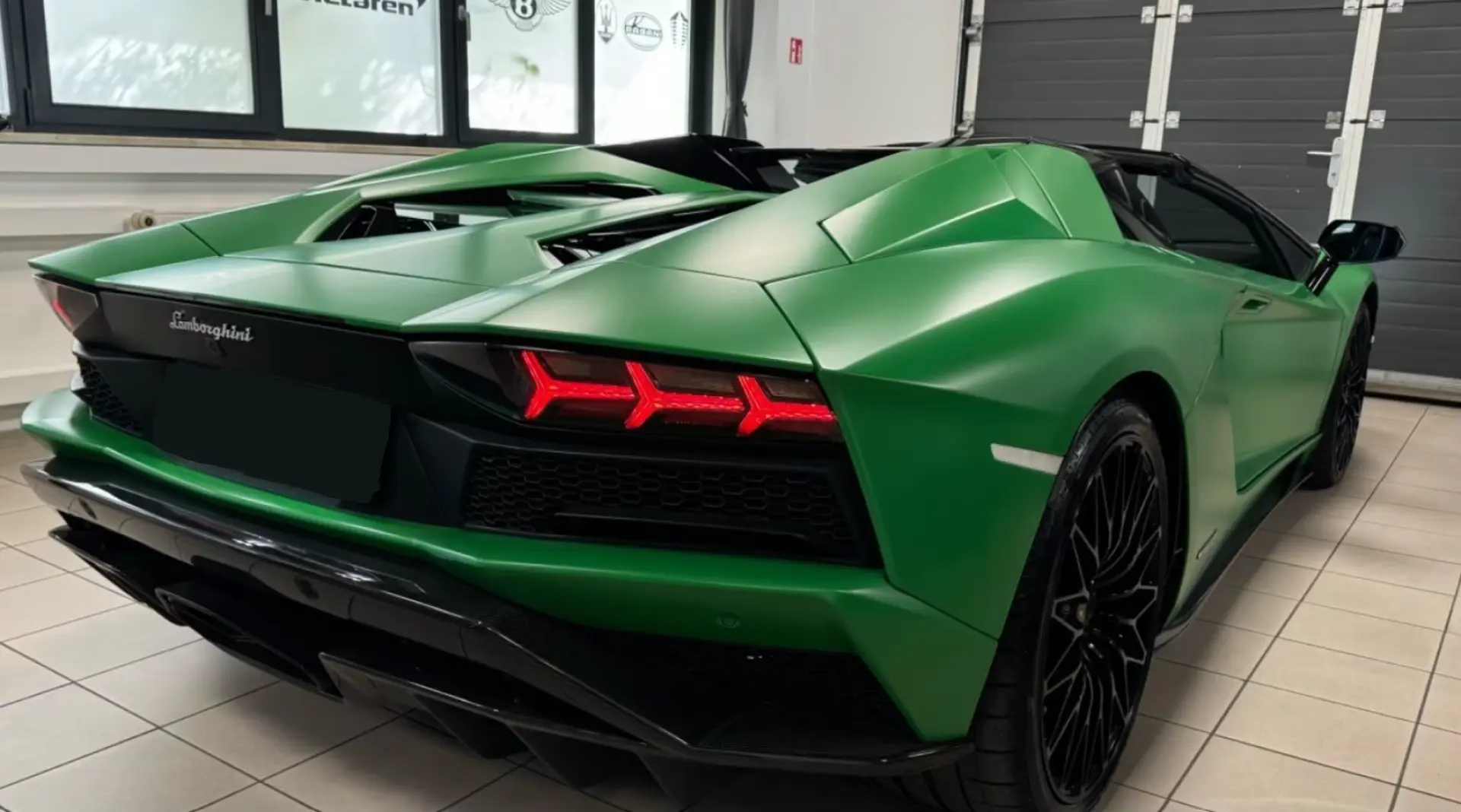 Lamborghini AVENTADOR S ROADSTER GREEN EXT&INT CARBON