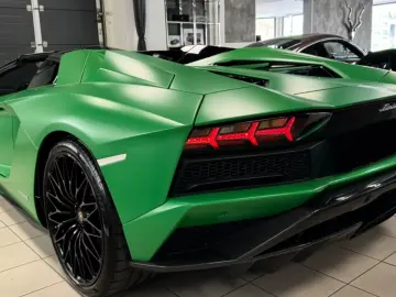 Lamborghini AVENTADOR S ROADSTER GREEN EXT&INT CARBON