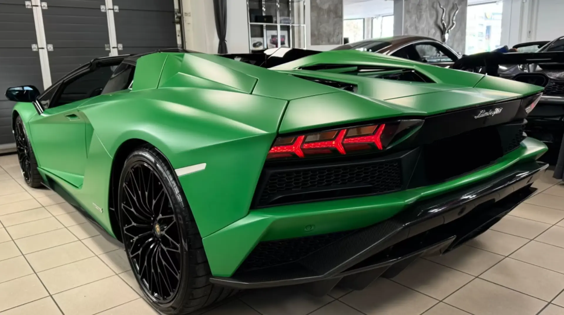Lamborghini AVENTADOR S ROADSTER GREEN EXT&INT CARBON