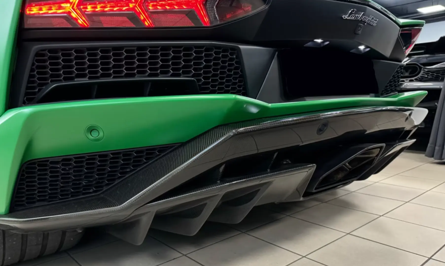 Lamborghini AVENTADOR S ROADSTER GREEN EXT&INT CARBON