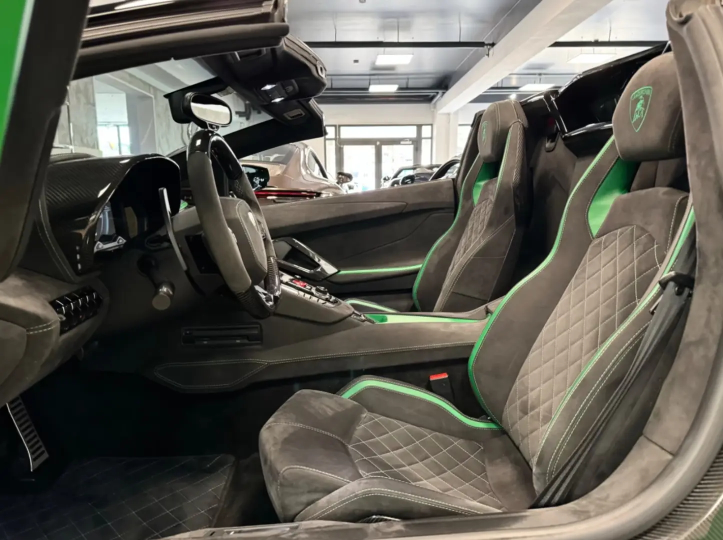 Lamborghini AVENTADOR S ROADSTER GREEN EXT&INT CARBON