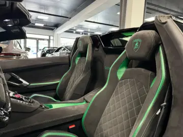 Lamborghini AVENTADOR S ROADSTER GREEN EXT&INT CARBON