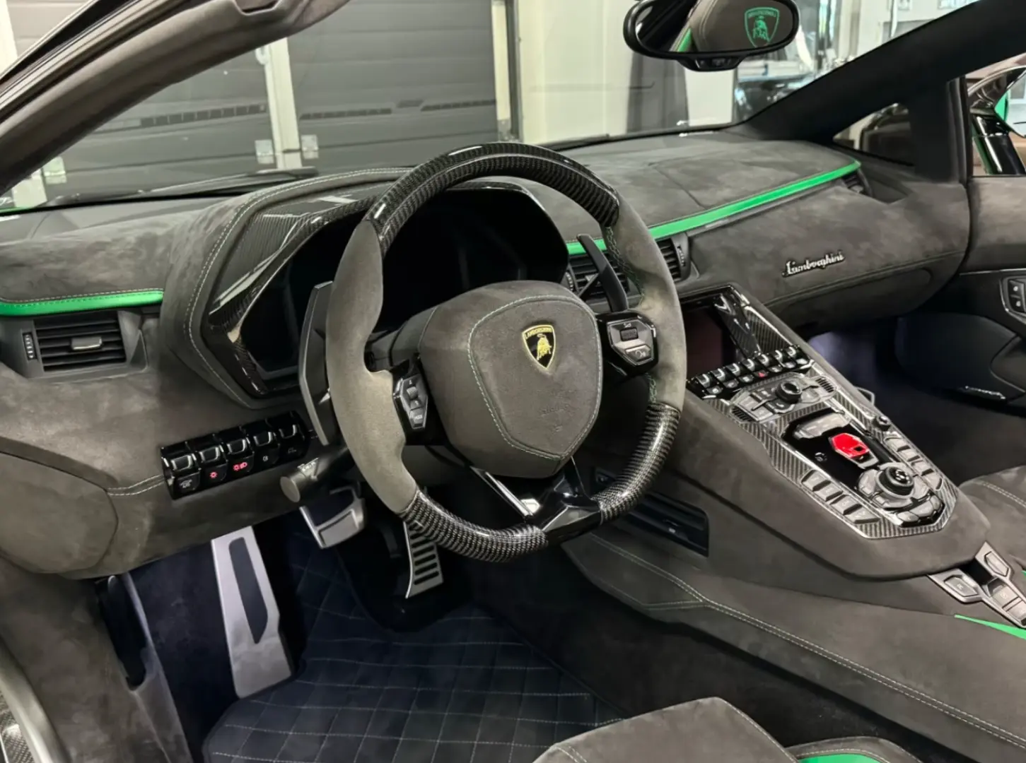 Lamborghini AVENTADOR S ROADSTER GREEN EXT&INT CARBON
