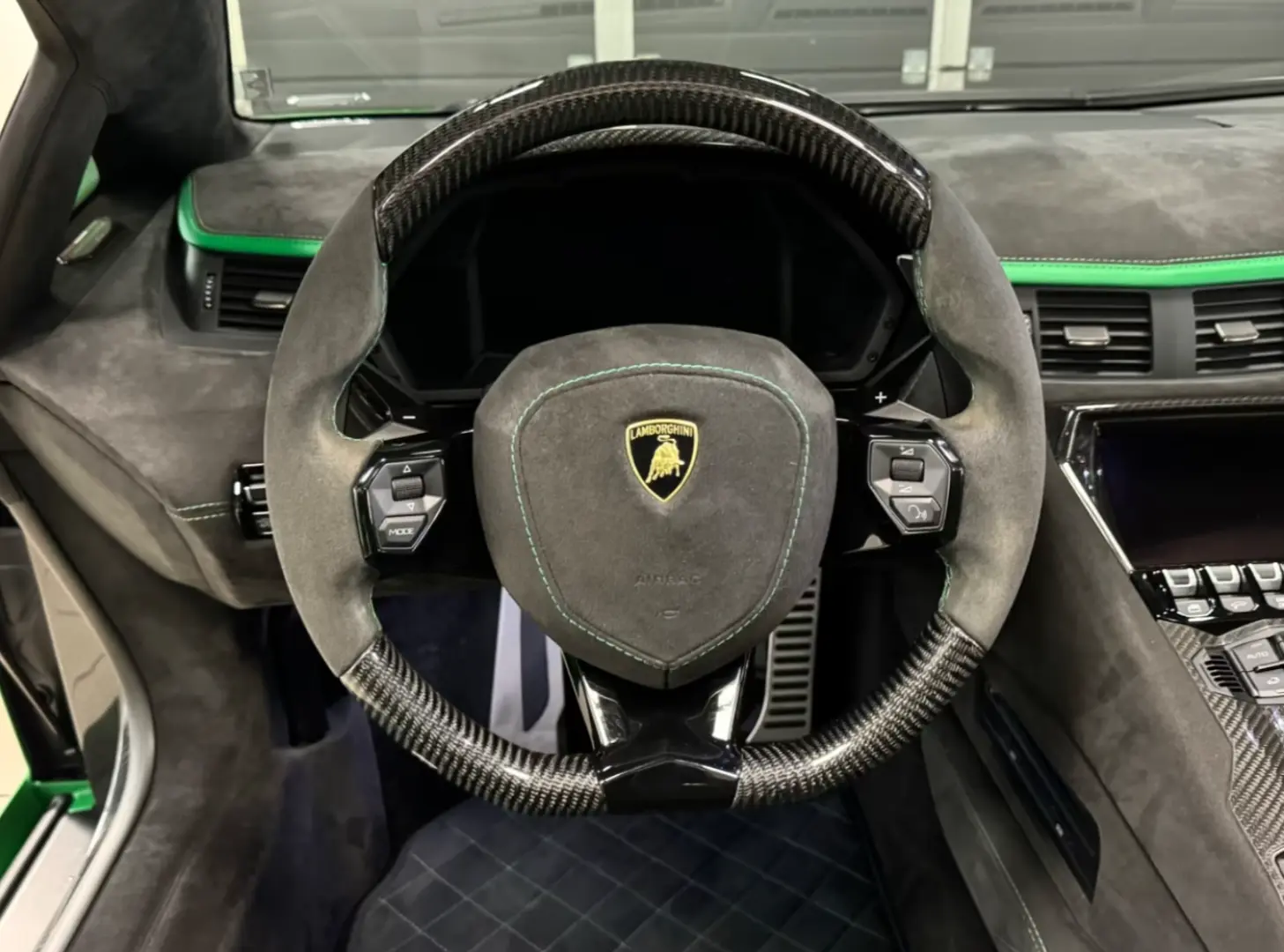 Lamborghini AVENTADOR S ROADSTER GREEN EXT&INT CARBON