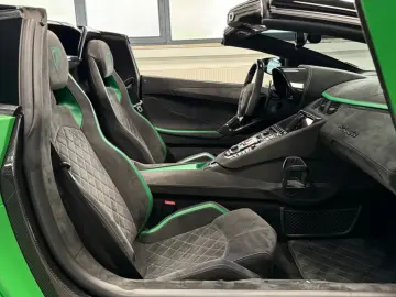 Lamborghini AVENTADOR S ROADSTER GREEN EXT&INT CARBON