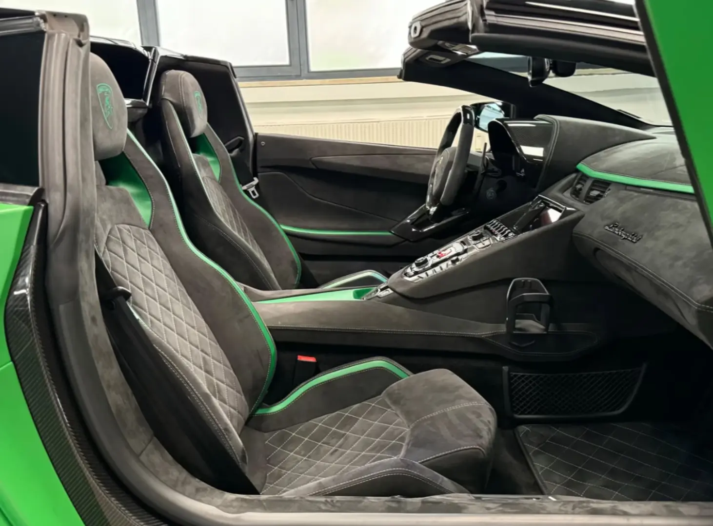 Lamborghini AVENTADOR S ROADSTER GREEN EXT&INT CARBON