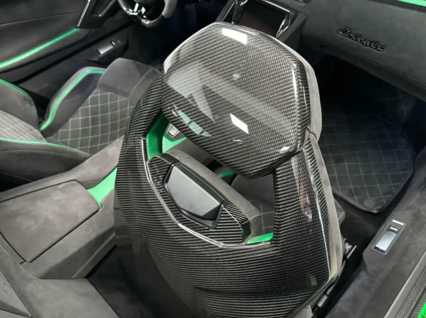 Lamborghini AVENTADOR S ROADSTER GREEN EXT&INT CARBON