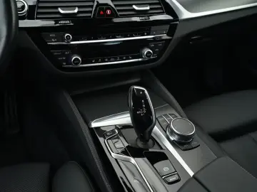 BMW 520 d xDrive Limuzină (M-Sport Navi