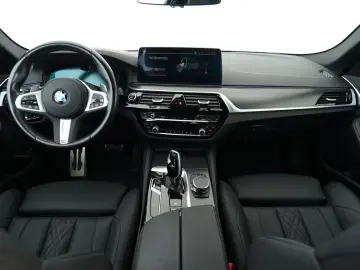 BMW 520 d xDrive Limuzină (M-Sport Navi