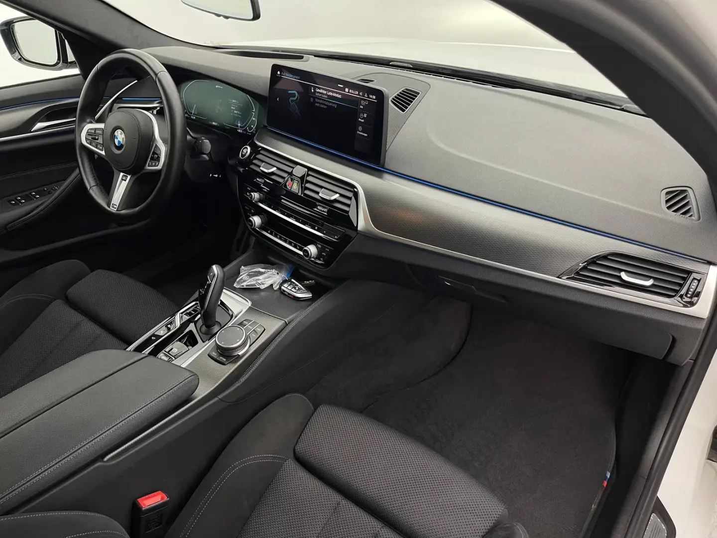 BMW 530 e pachet xDrive M LED AHK HuD