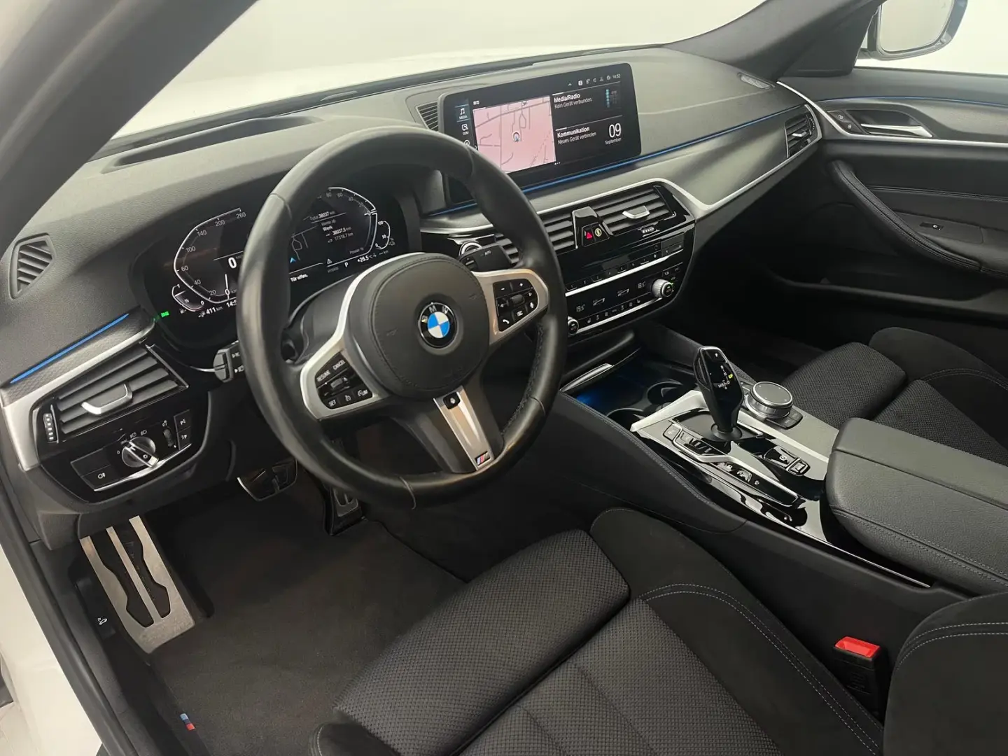 BMW 530 e pachet xDrive M LED AHK HuD