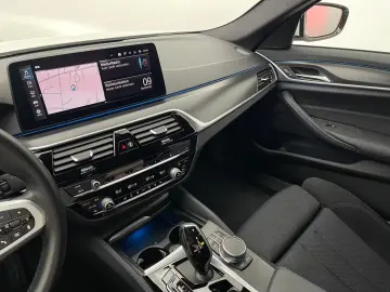 BMW 530 e pachet xDrive M LED AHK HuD