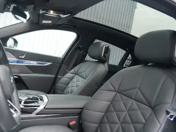 740d xDrive M Sport SKYLOUNGE ICONIC 360 HUD B&W