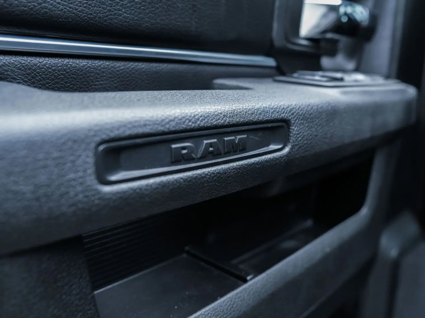 RAM 5.7 HEMI WARLOCK QUADCAB MWST 6 SITZER
