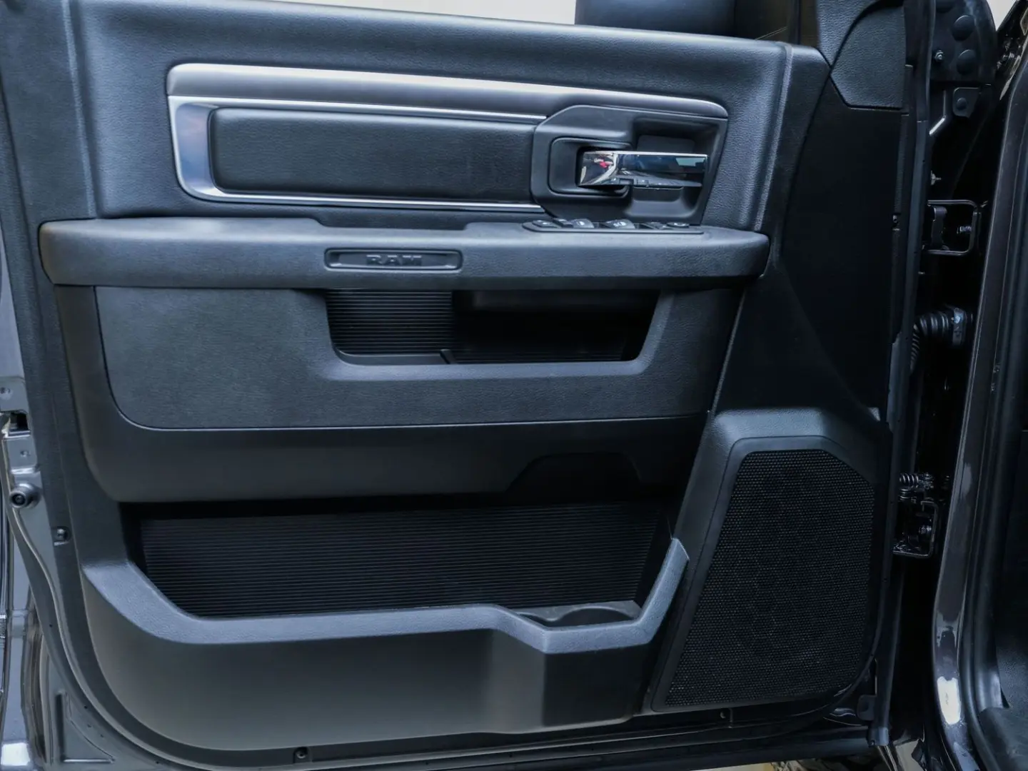 RAM 5.7 HEMI WARLOCK QUADCAB MWST 6 SITZER