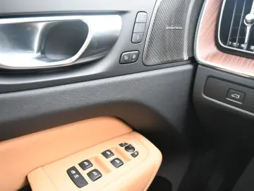 XC60 B4D AWD Ultimate Dark 360 Cristal AirSusp HK