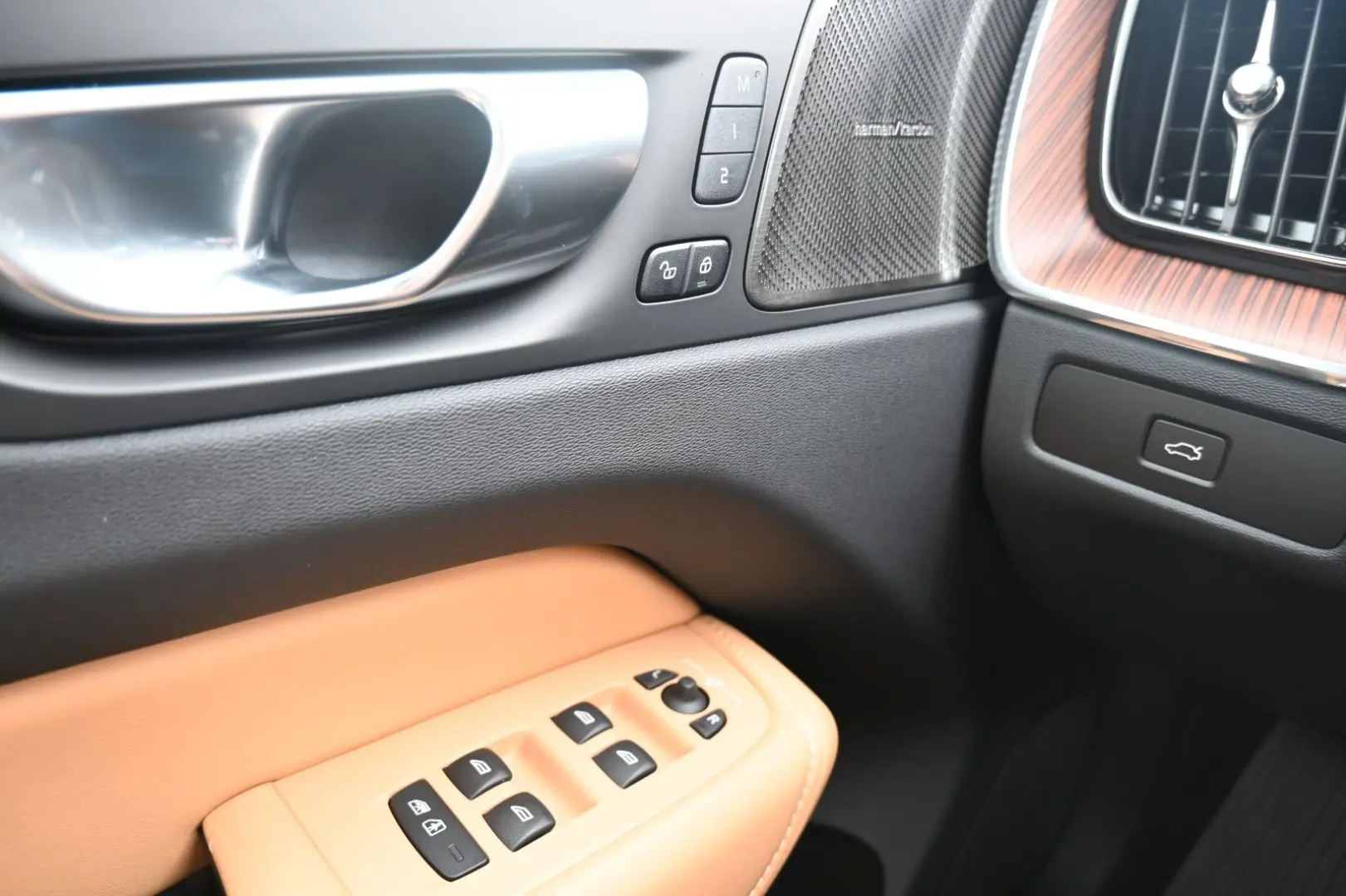 XC60 B4D AWD Ultimate Dark 360 Cristal AirSusp HK