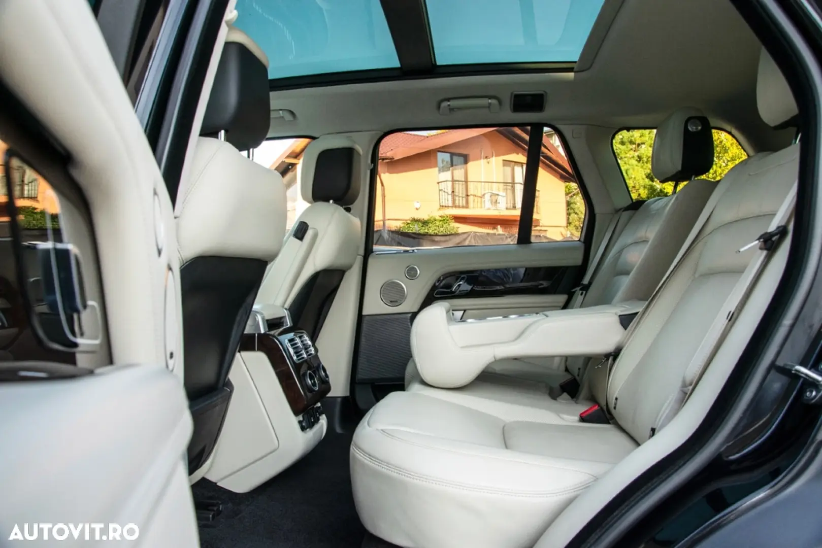 Land Rover Range Rover P400E Vogue