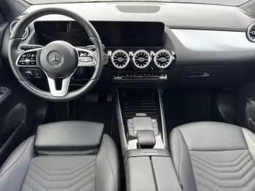 GLA 200 Automatik Style LED Spur CarPlay DAB