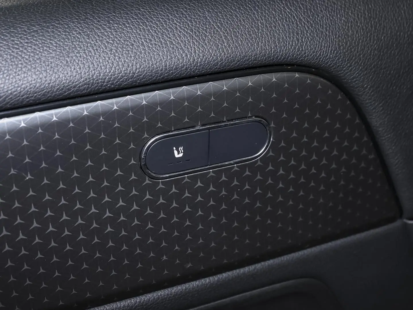 GLA 200 Rückfahrkamera Sitzheizung MBUX-Navi LED