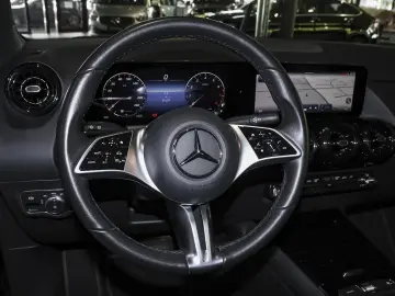 GLA 200 Rückfahrkamera Sitzheizung MBUX-Navi LED
