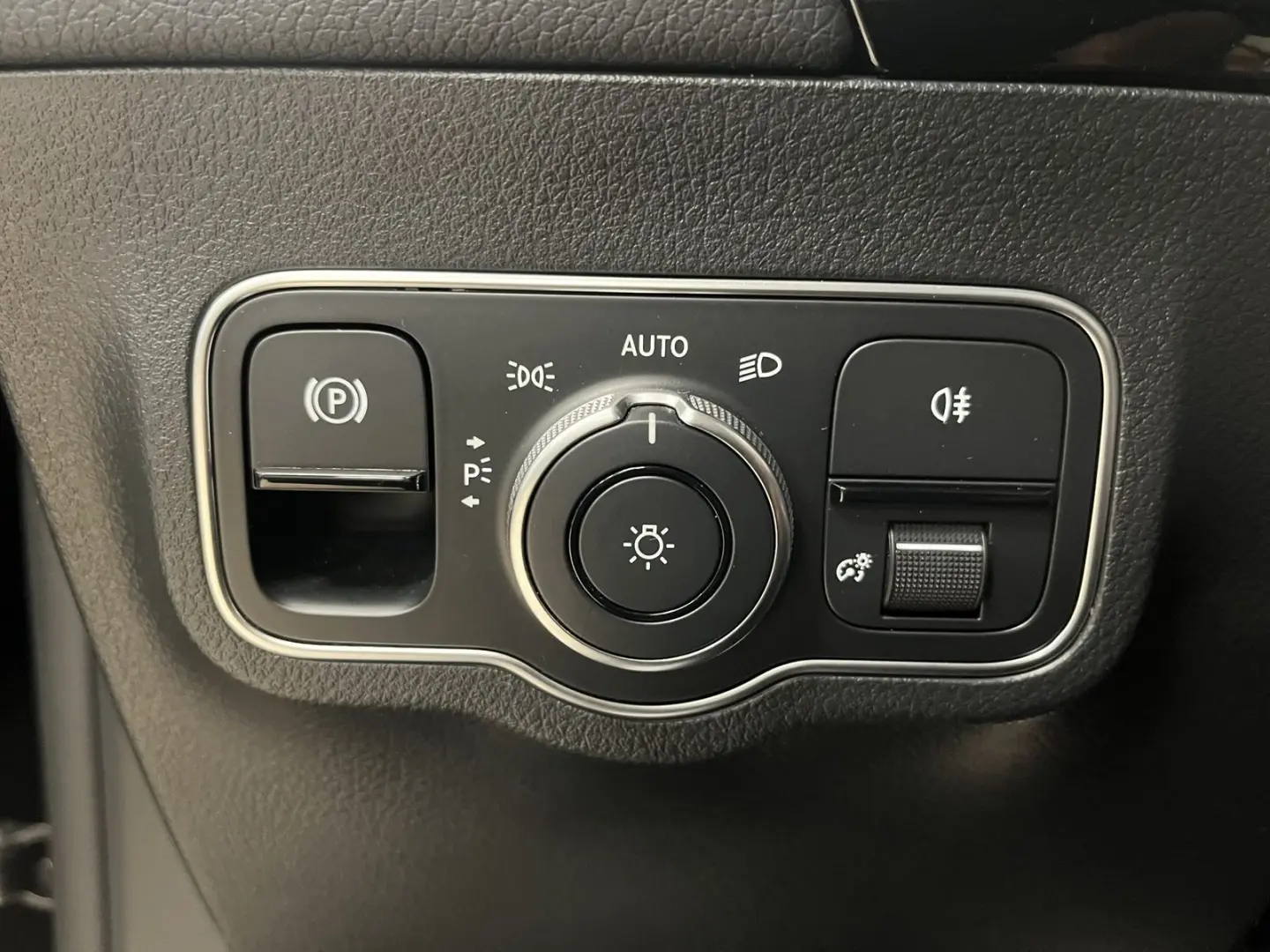 GLA 180 ACC LED Navi R-Cam TeiLeder SHZ KlimaAu