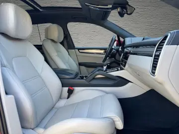 Cayenne e-Hybrid SportDesign - Carmine Red - Pan